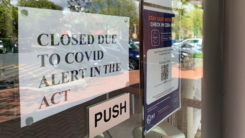 Sign saying closed due to COVID on a shop door. 