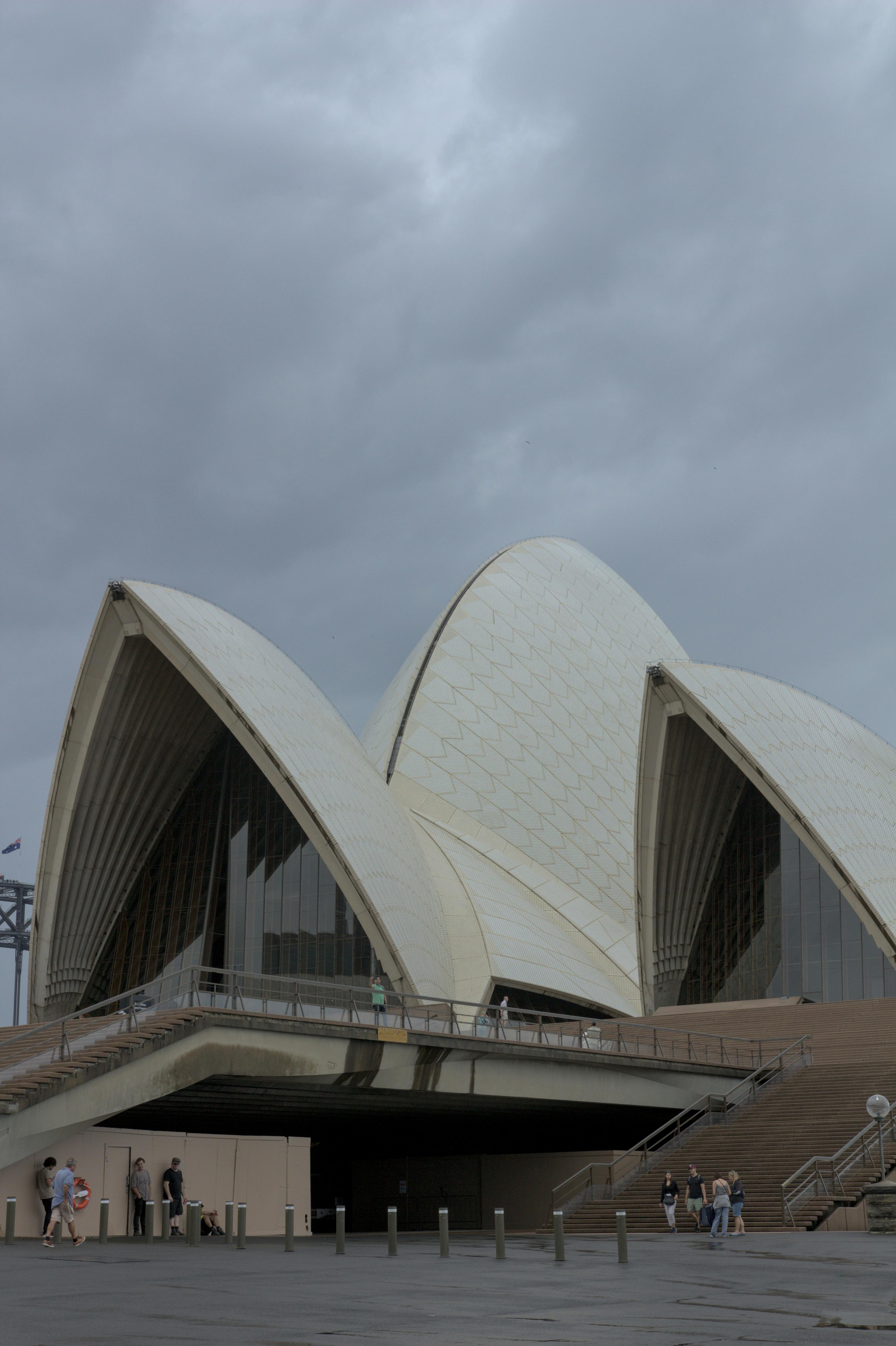 A Sydney Opera House navega em um dia nublado
