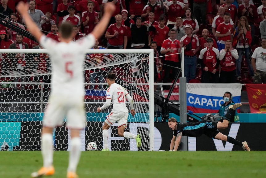 Yussef Poulsen scores for Denmark against Russia