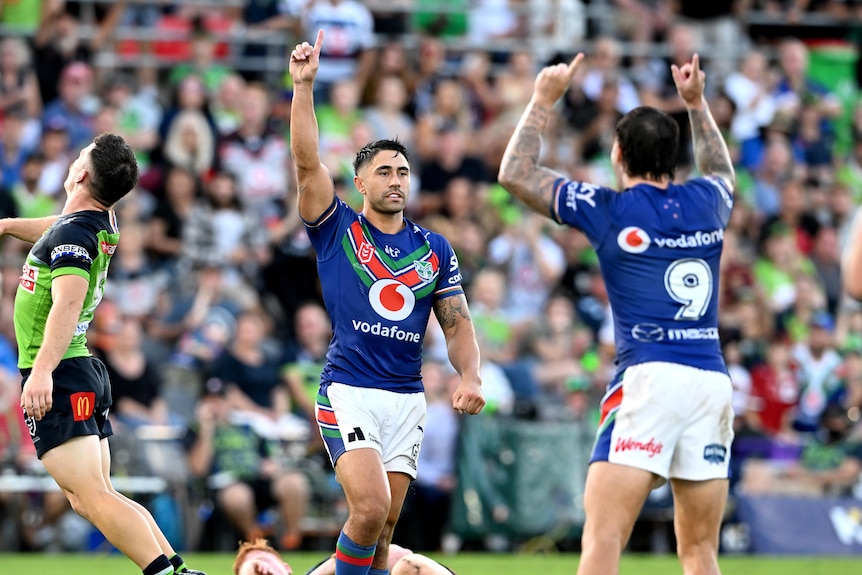 Shaun Johnson pointe vers le ciel après avoir battu les Canberra Raifers.