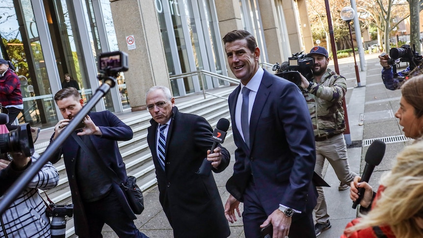 Ben Roberts-Smith surrounded by journalist outside of court