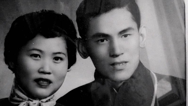 A black and white photo of Yao Sheng Zhang and Xiou Zhu Huang.
