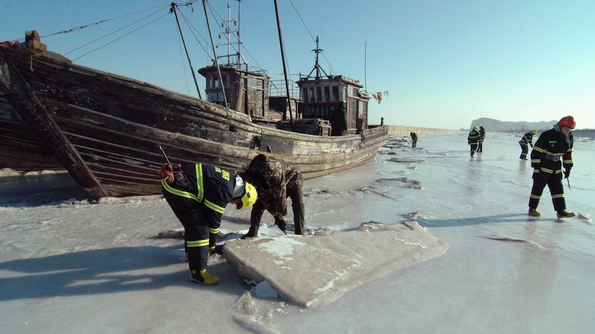 Ships stranded in ice in China