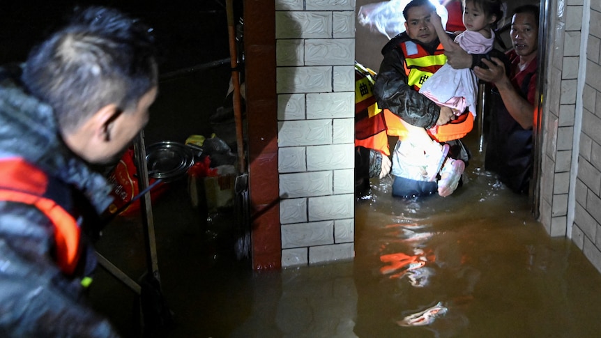 Rescue efforts underway as floods inundate southern China