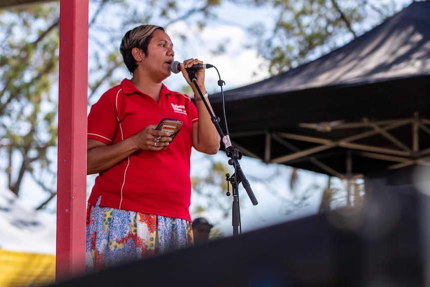 Un ministre s'adresse à la foule à barunga sur une scène. 