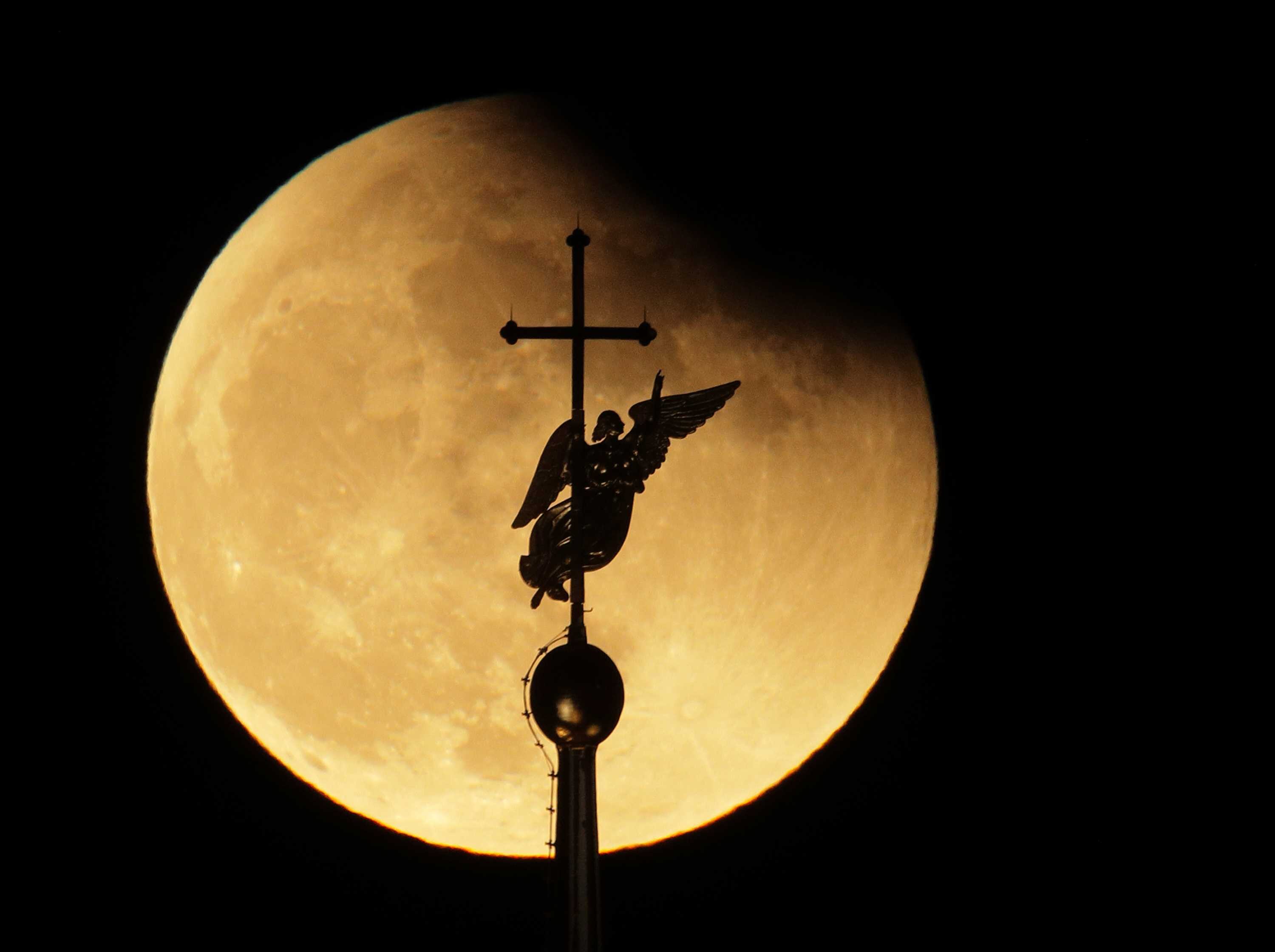 Super blue blood moon takes place around the world for the first time ...