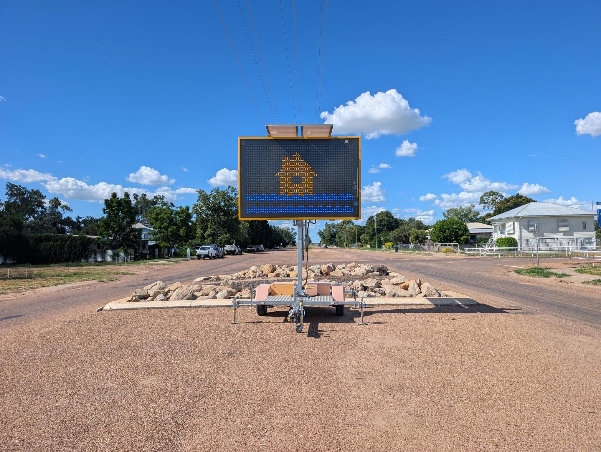 Floodwater creeps up on outback Queensland town