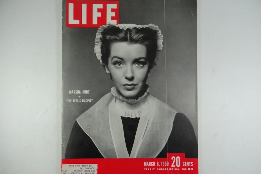Черно-белая обложка журнала LIFE Magazine от 6 марта 1950 года, на которой Марша Хант одета в костюм.