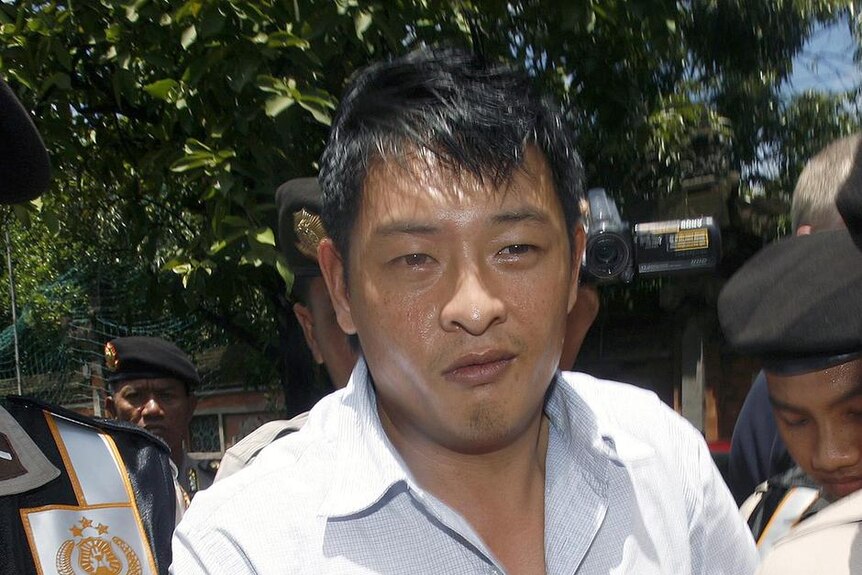 Andrew Chan being escorted by Indonesian police.