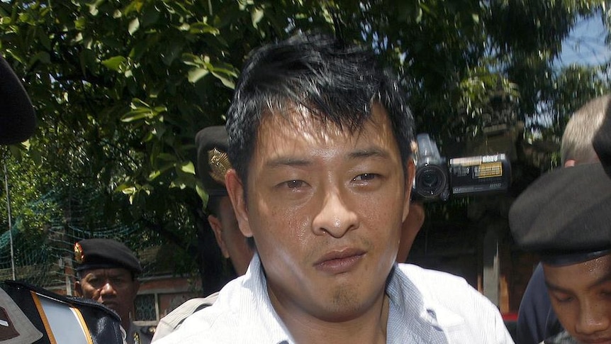 Andrew Chan being escorted by Indonesian police.