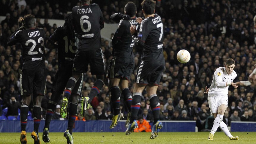 Tottenham Hotspur midfielder Gareth Bale (R) scores a goal against Lyon.