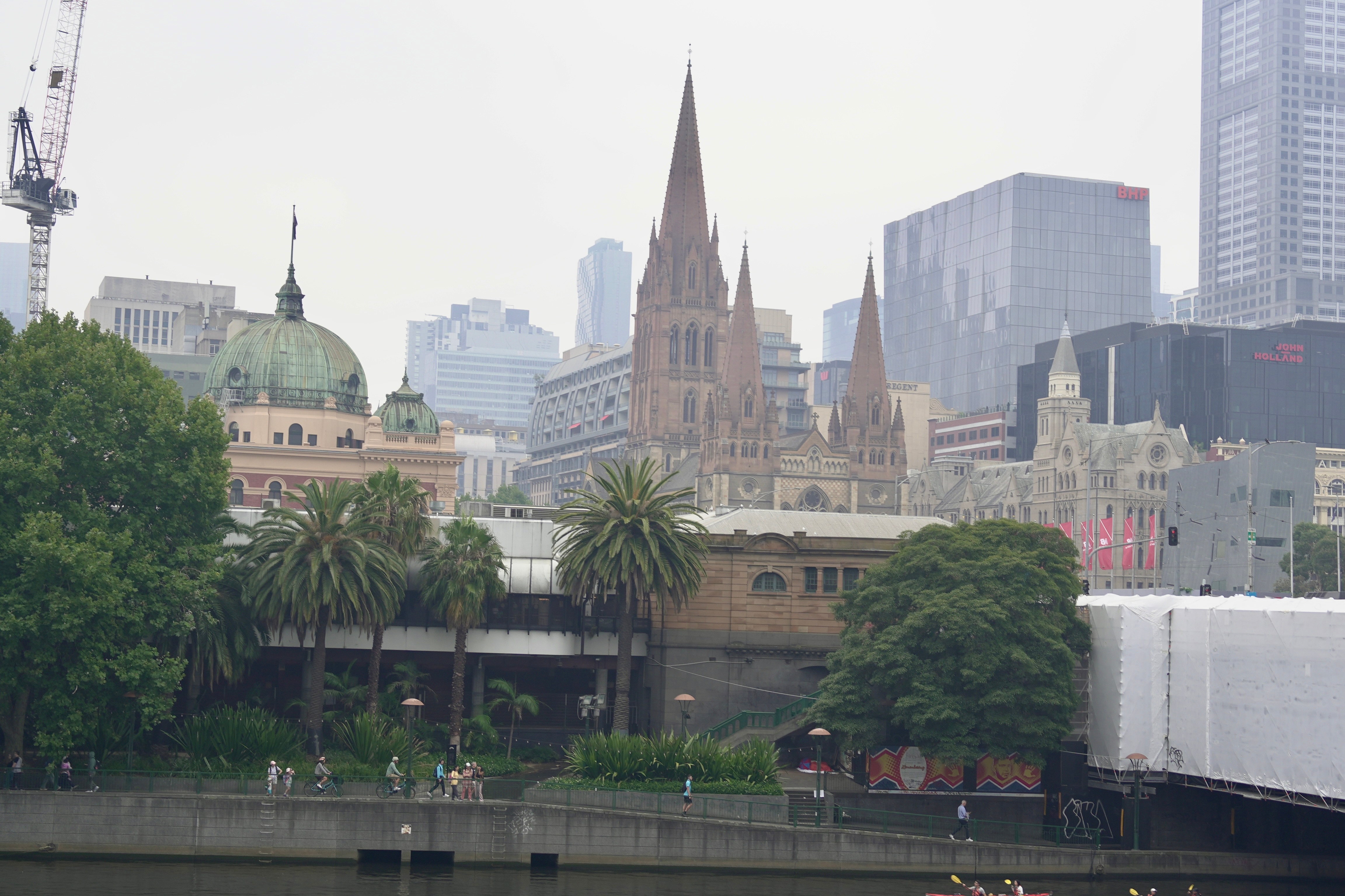 Una nube de humo cubre los edificios del distrito central de negocios, la estación Flinders Street