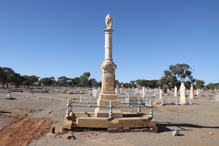 A picture of a grave at the Broken Hill cemetery
