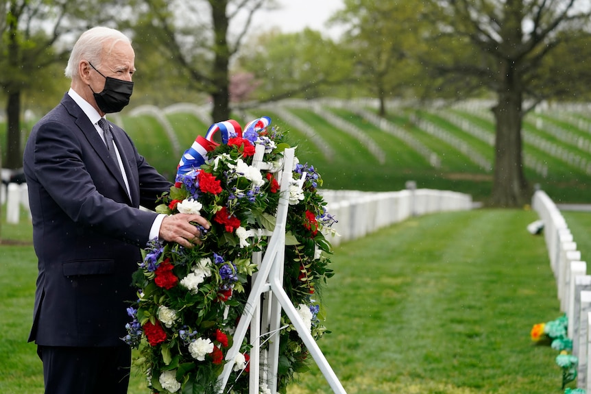 El presidente Joe Biden coloca una ofrenda floral en el Cementerio Nacional de Arlington