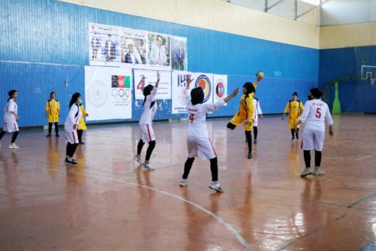 Women playing handball