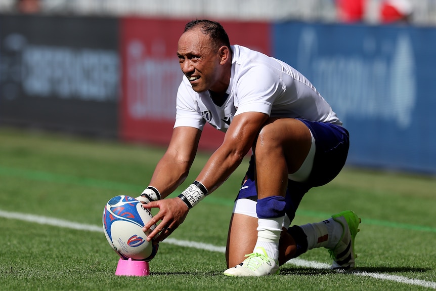 Christian Leali'ifano places the ball