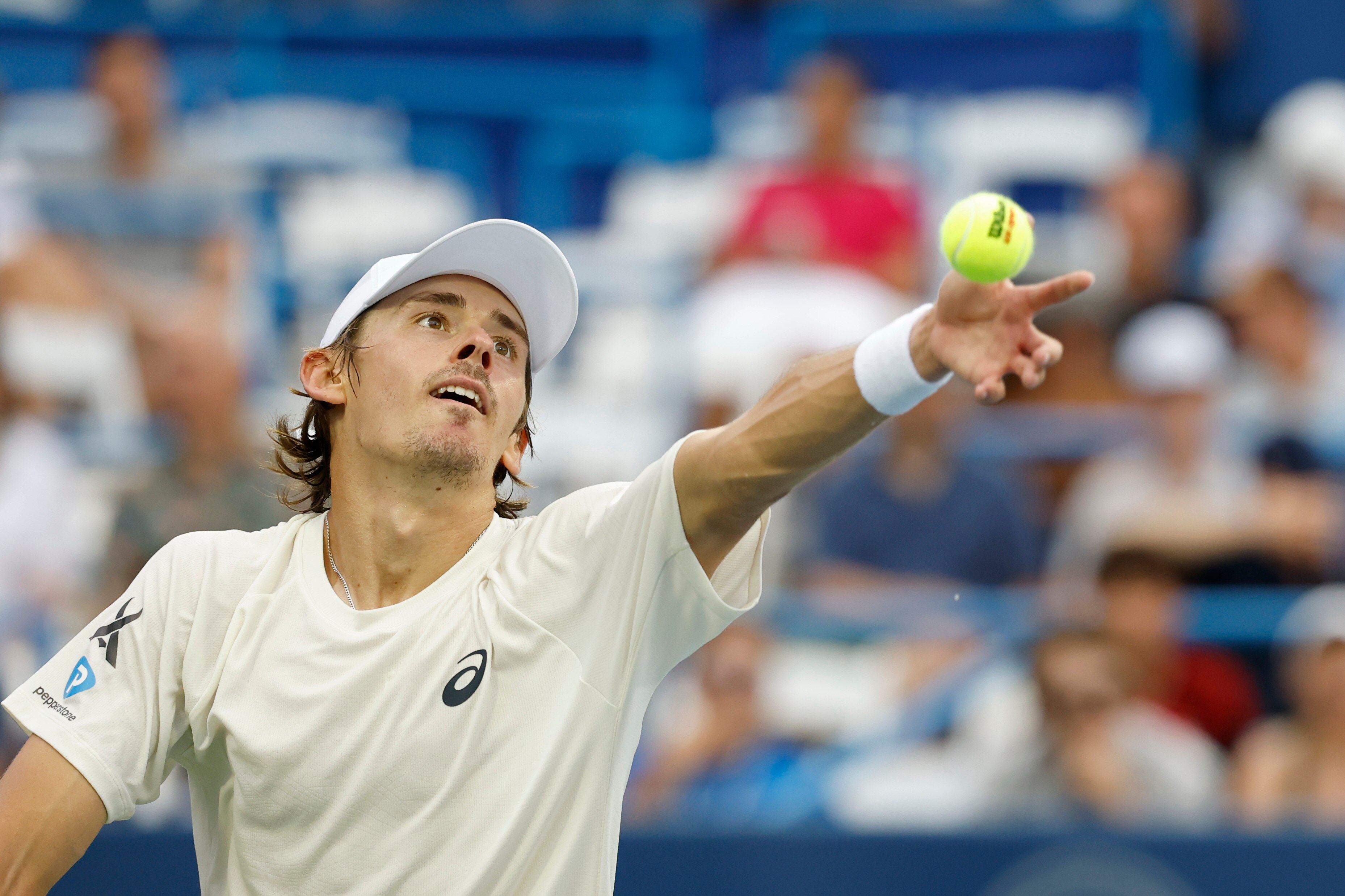 Alex de Minaur at the DC Open about to throw the ball for a serve