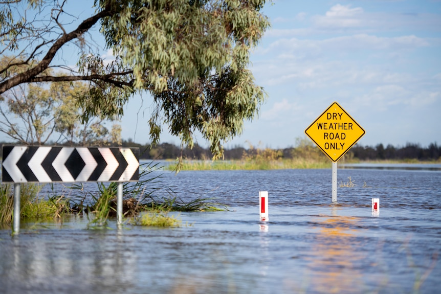 Un cartel que dice camino de clima seco solo rodeado de agua