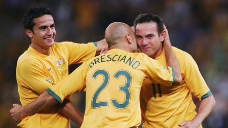 Marco Bresciano pays his respects to Stan Lazaridis (r) after he was substituted in his final international