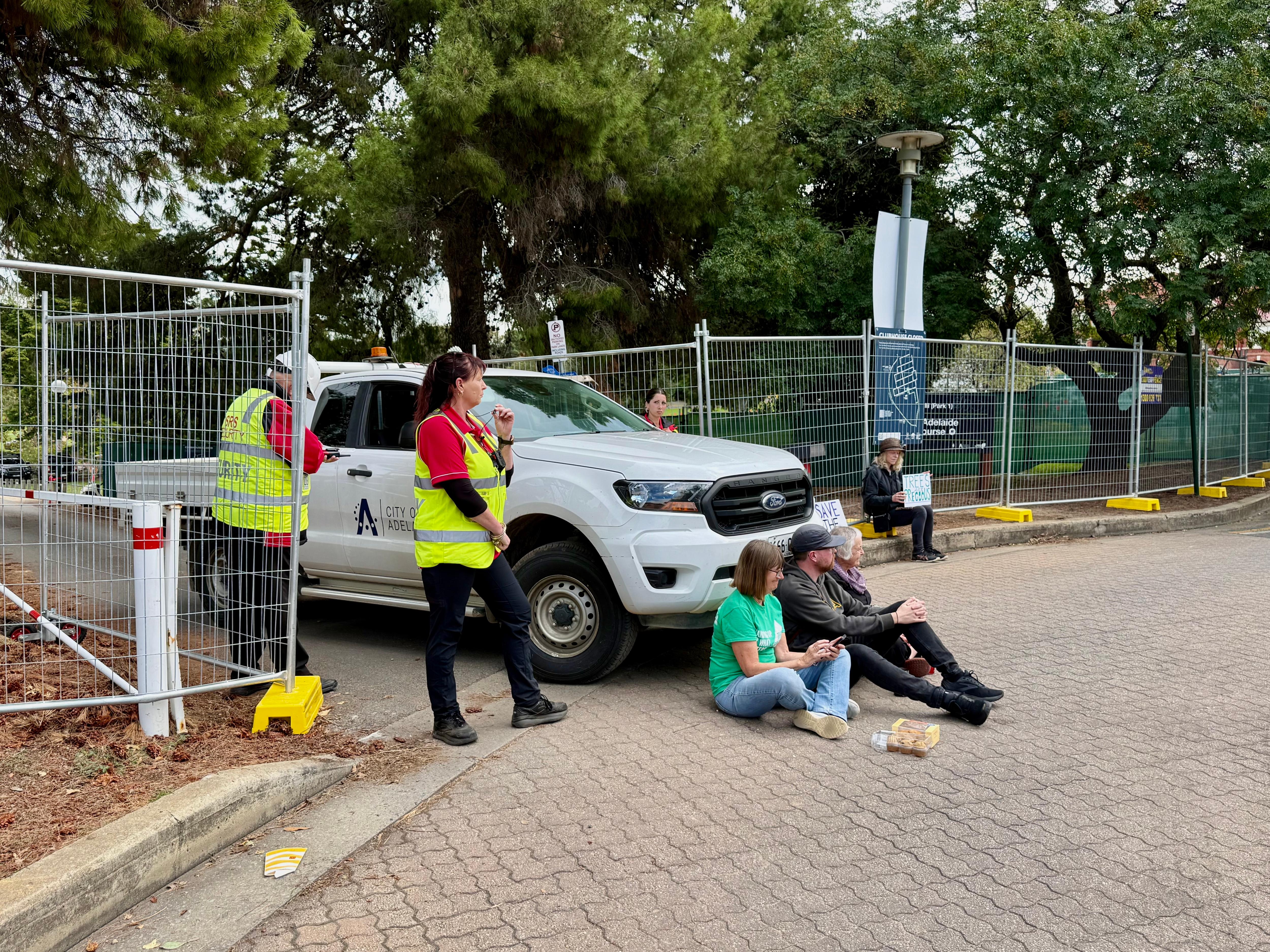 Um protesto em frente ao Possum Park em Adelaide Park Lands.