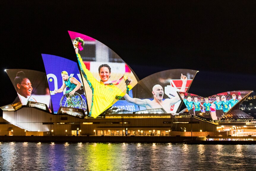 悉尼歌剧院屋顶上的奥运、残奥健儿投影秀持续了五个多小时时间。