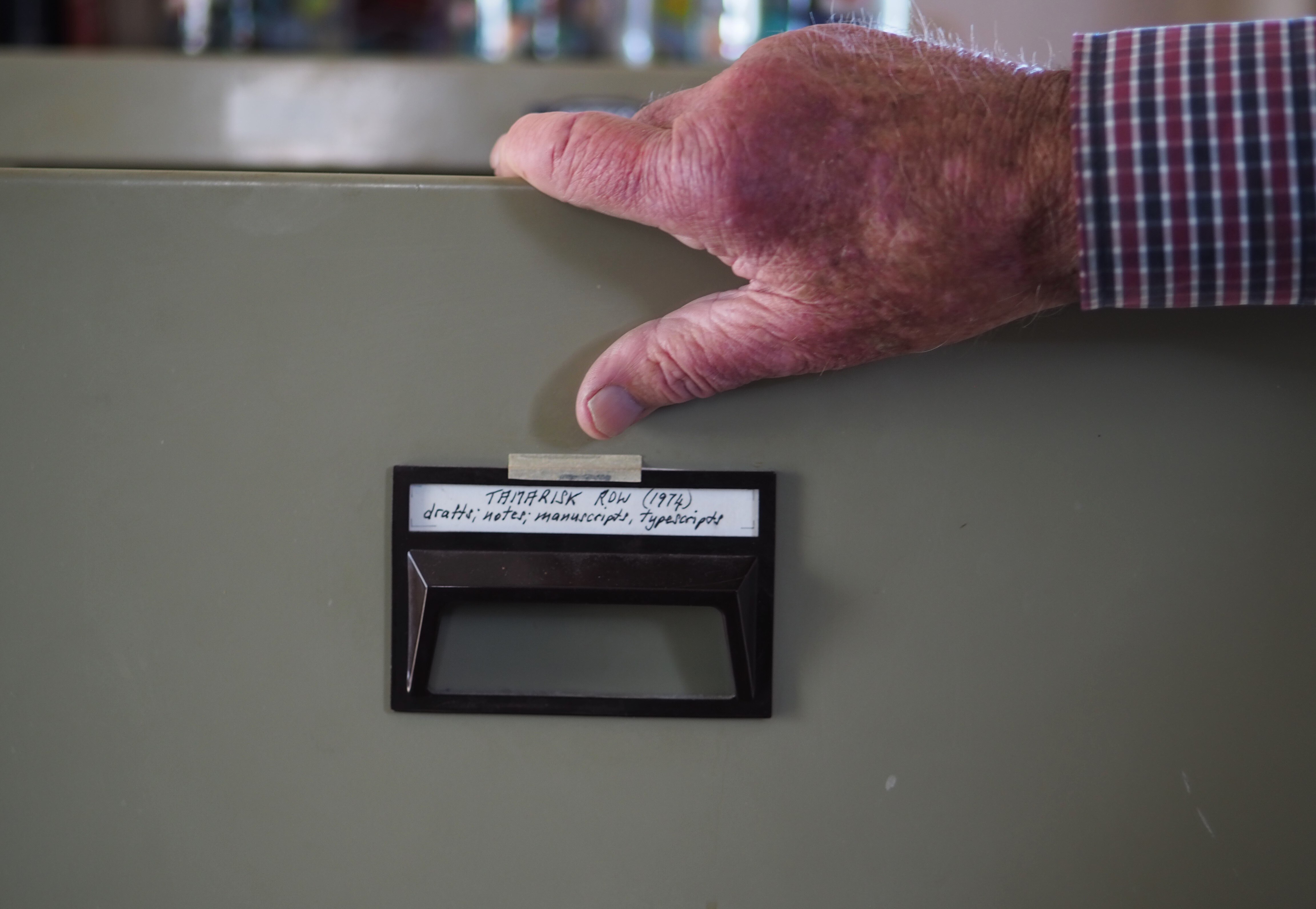 Un reposamanos de color rosa sobre un archivador que dice: 'Tamarisk Row, 1974.