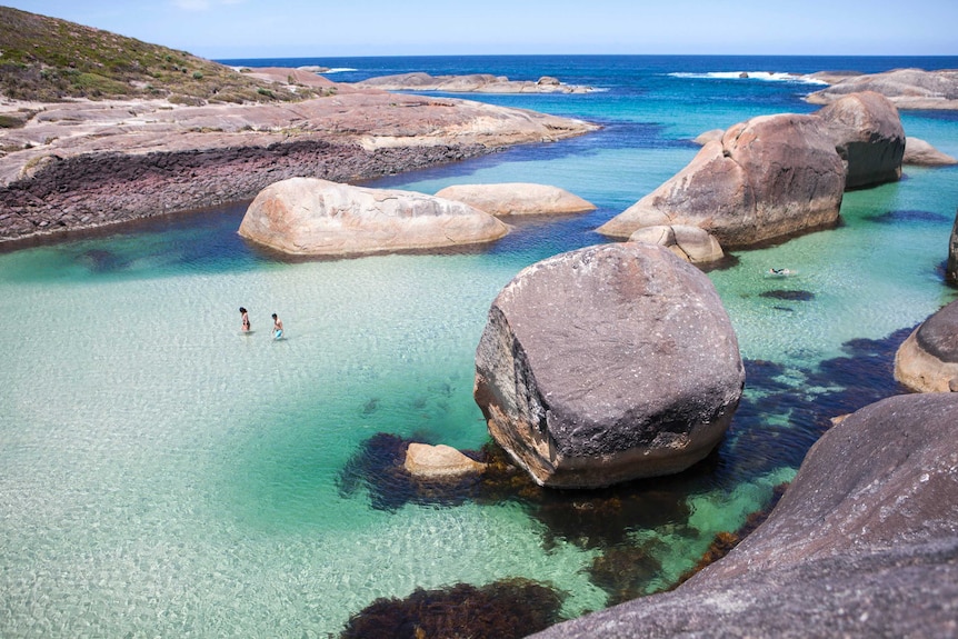 Piscina oceánica con rocas