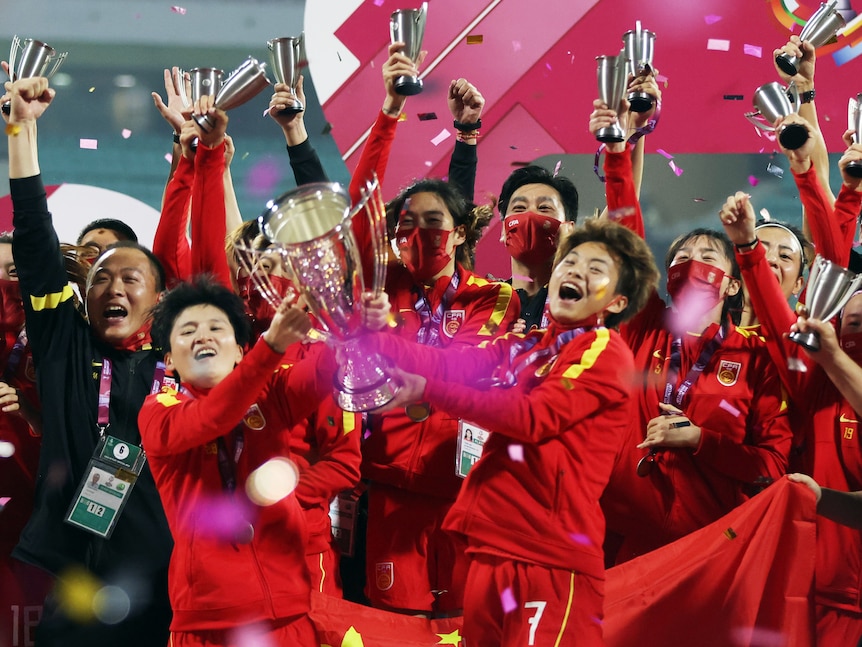 Deux footballeuses poursuivent un ballon. 