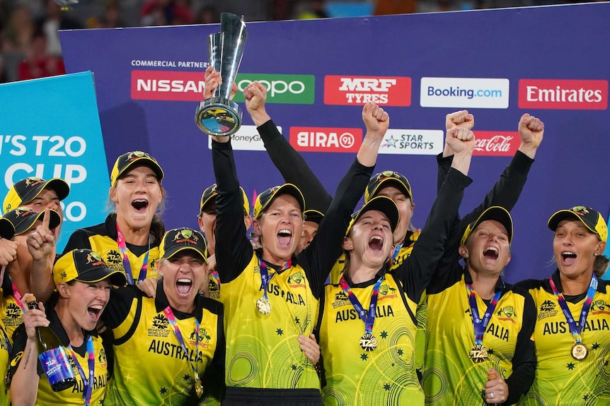 La capitana de Australia, Meg Lanning, levanta el trofeo de la Copa Mundial T20