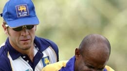 Sanath Jayasuriya after dislocating his shoulder in the field against India