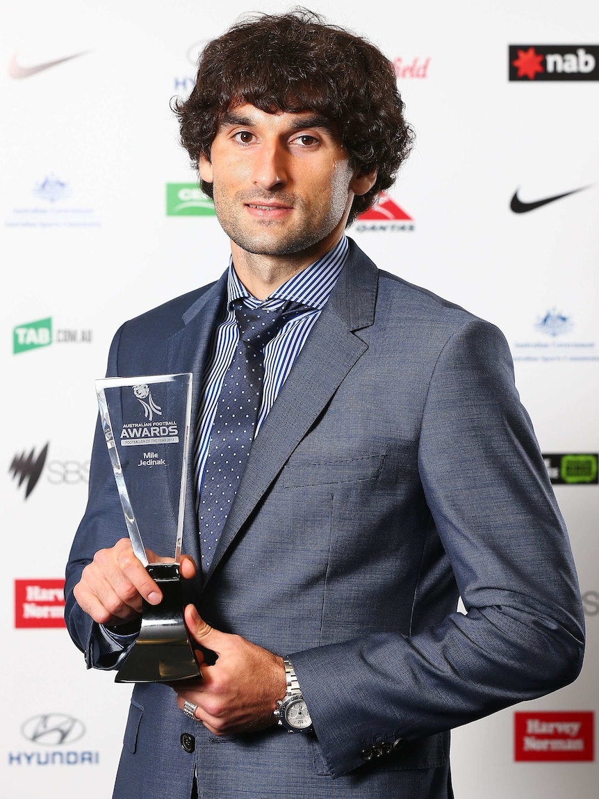 Jedinak poses with FFA player of the year award