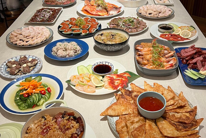 다양한 종류의 관습 음식이 담긴 테이블