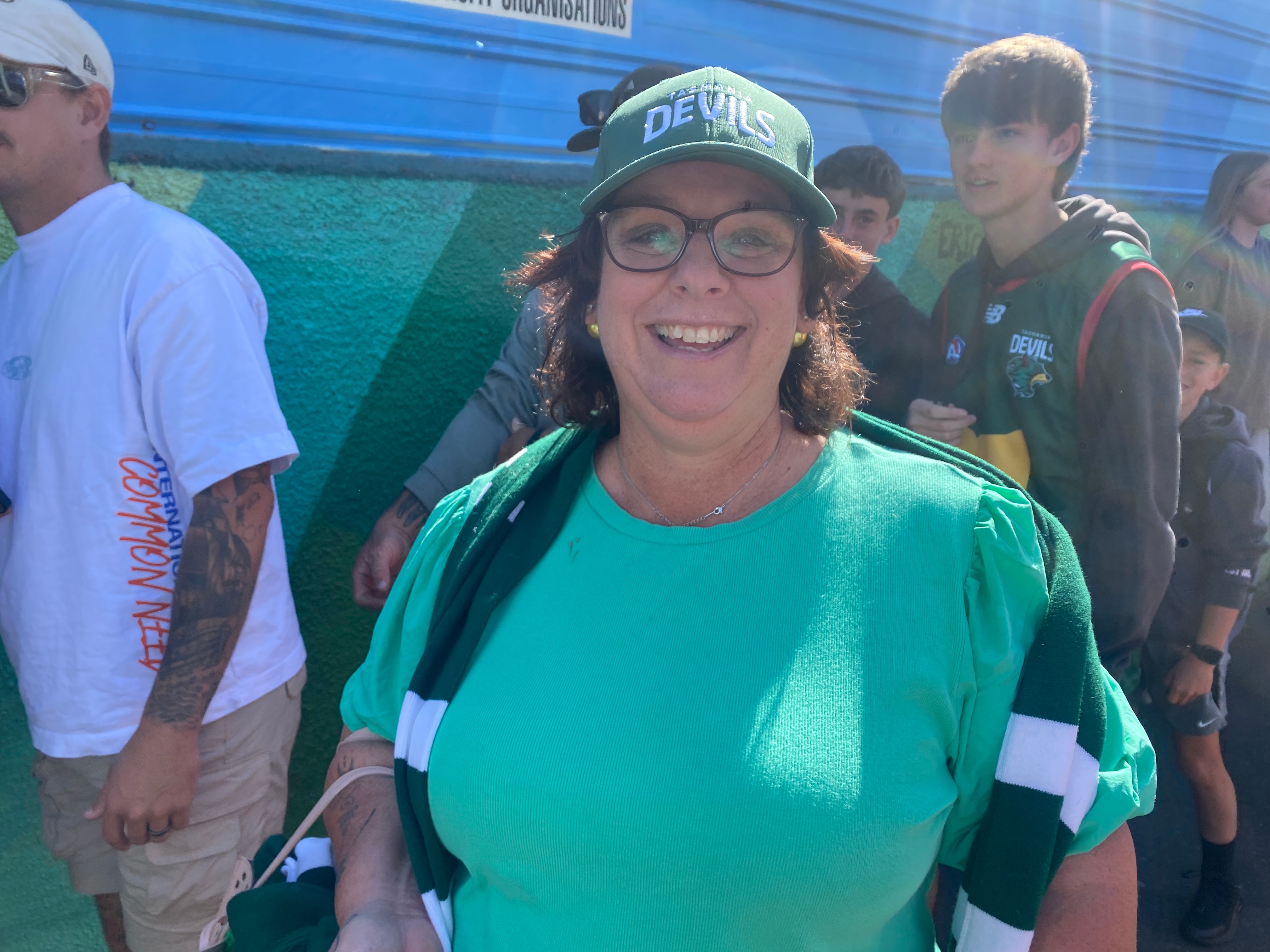 Os fãs de futebol olham para a câmera.