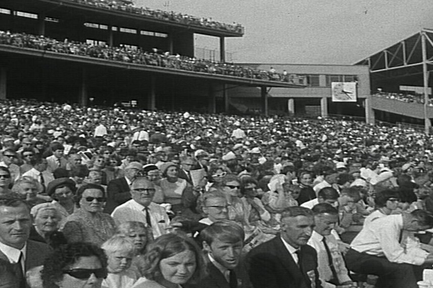 Une image en noir et blanc des foules massives qui sont venues voir Billy Graham au MCG en 1959.