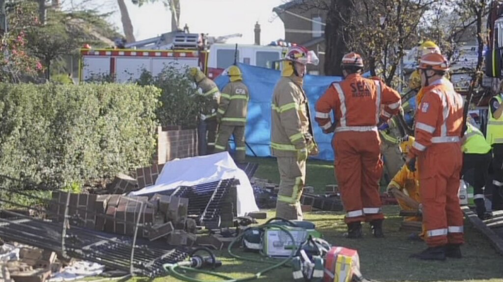 Bricklayer dies after fence collapse in Geelong - ABC News