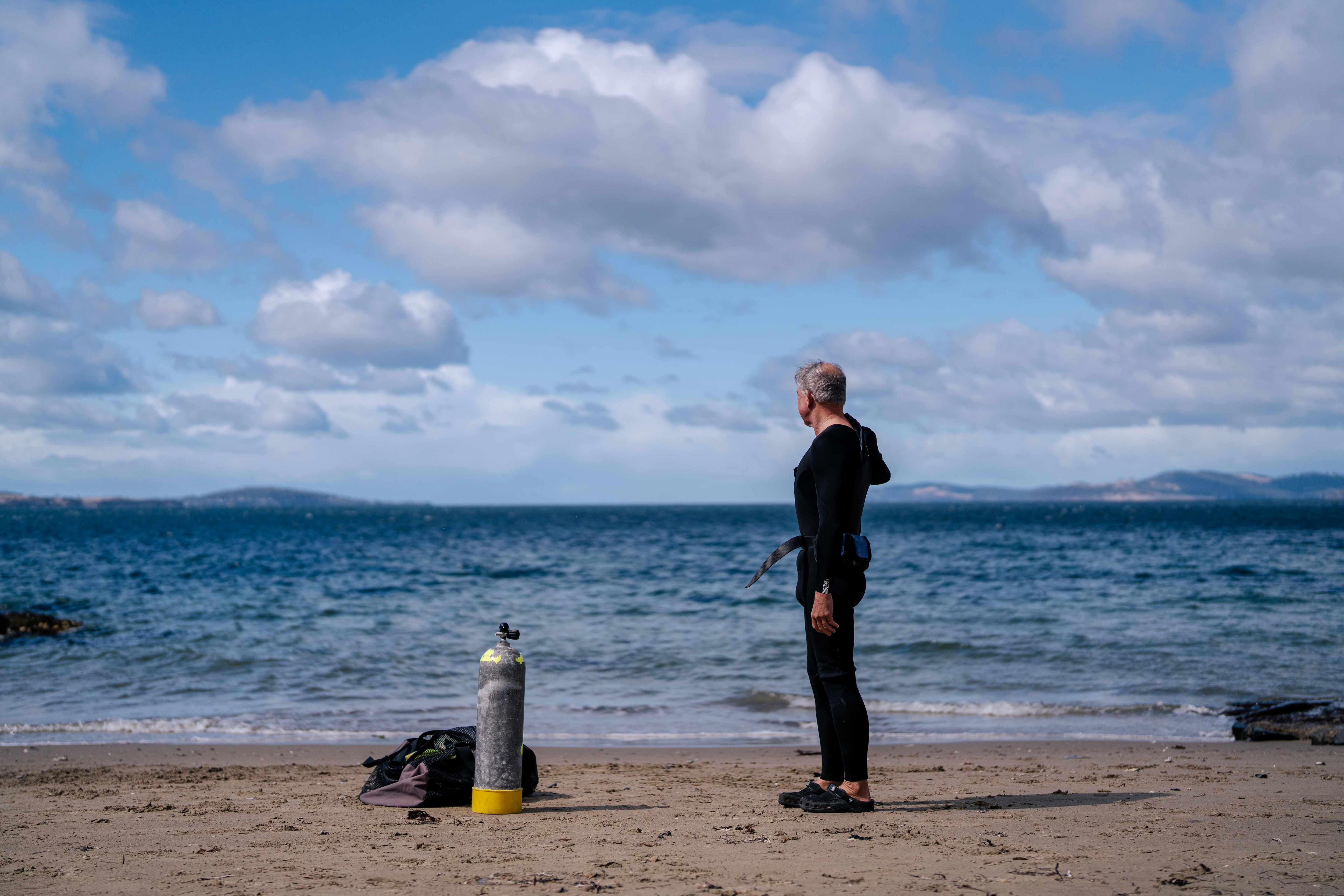 O homem olha para o oceano