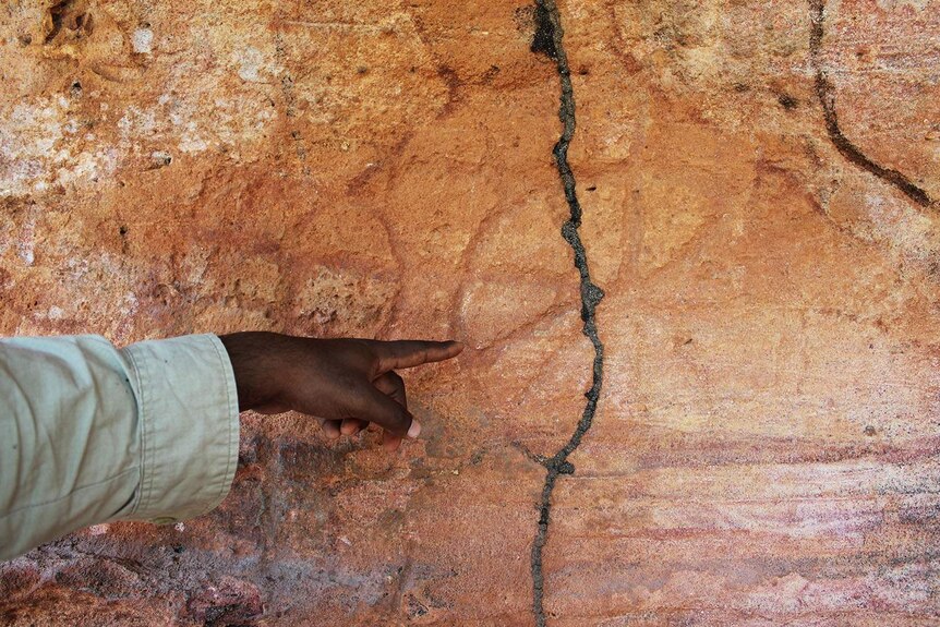 a rock engraving that looks like a wagon wheel