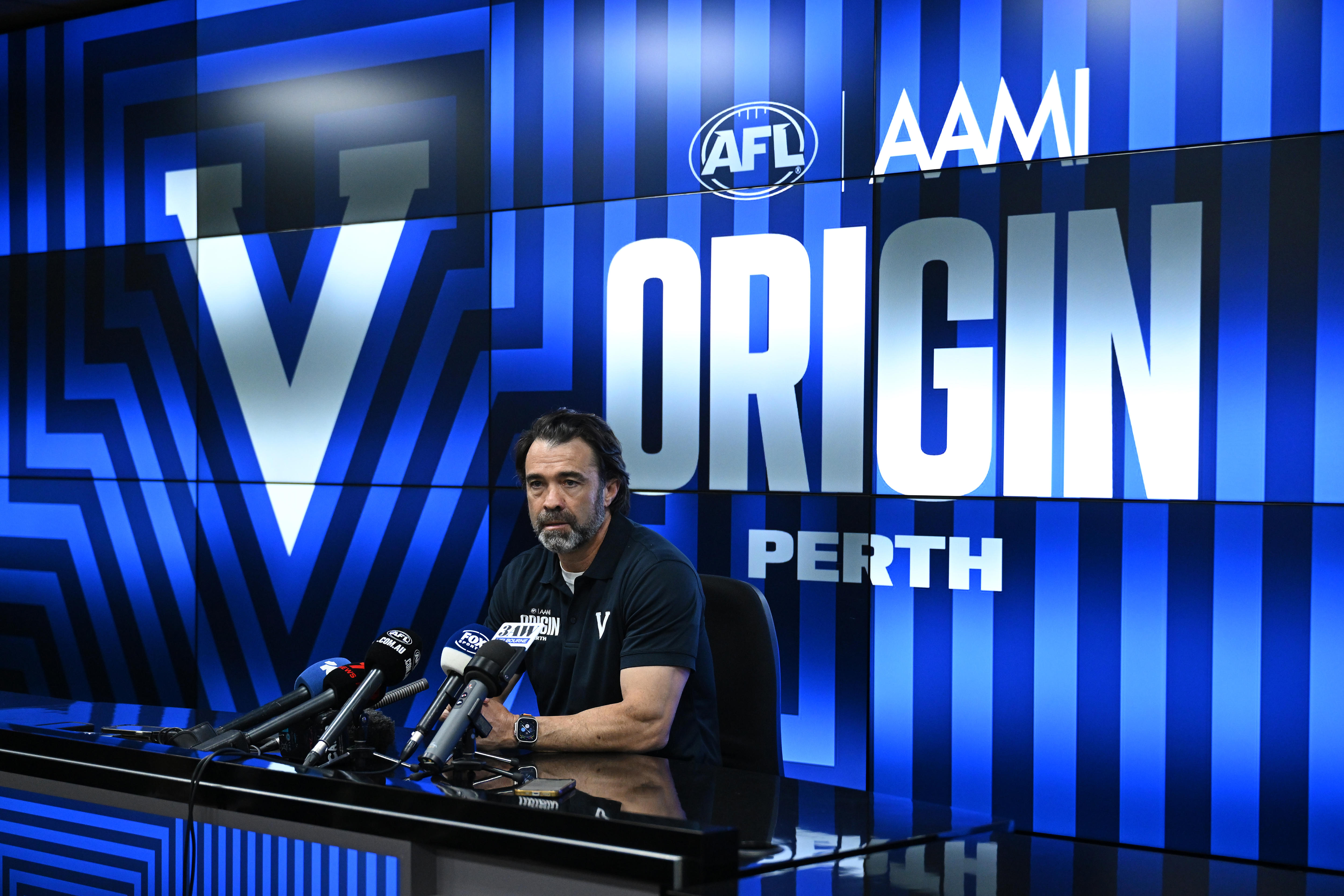 El entrenador en jefe de Victorian State of Origin, Chris Scott, habla con los medios durante una conferencia de prensa.