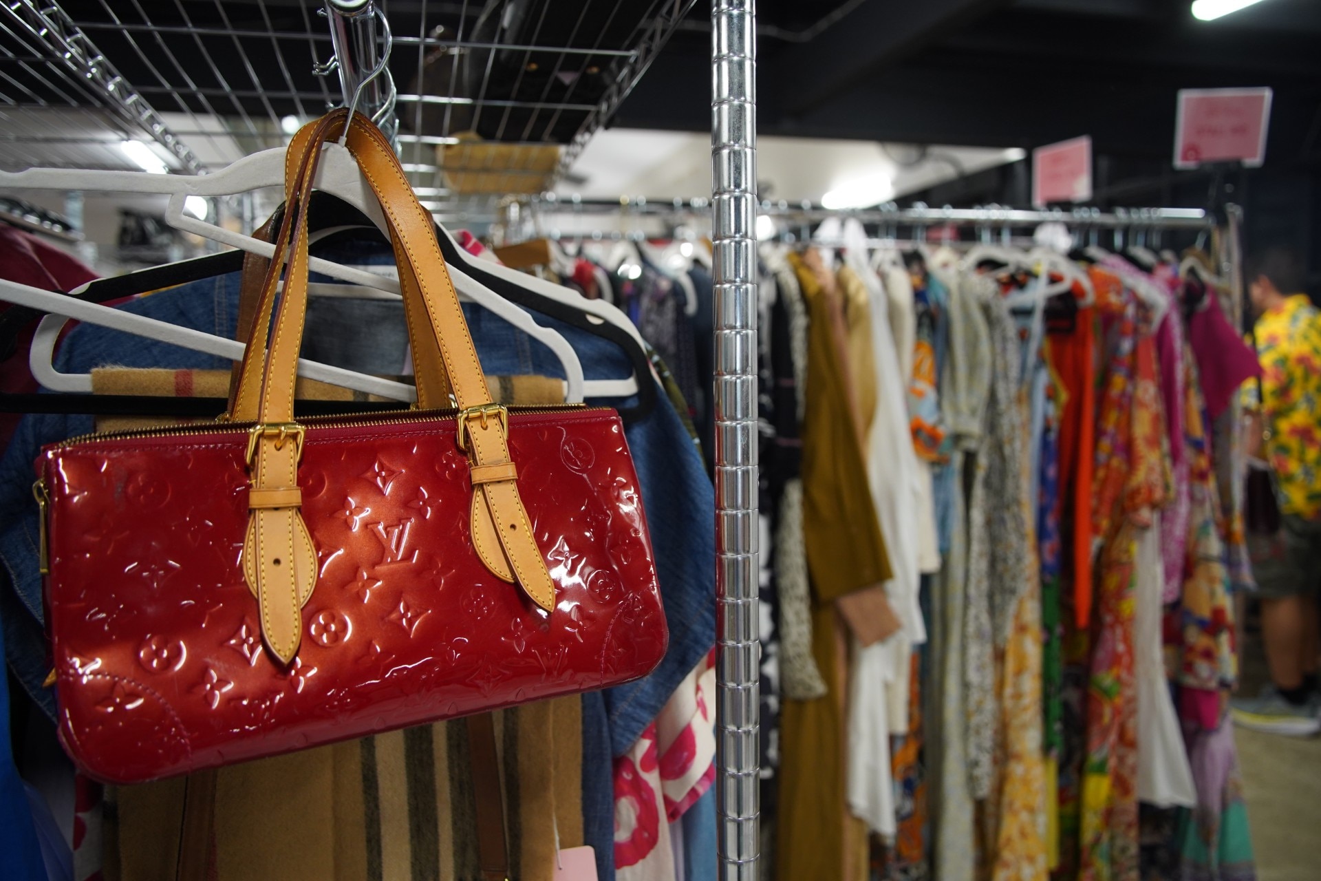 Un perchero en un mercado de segunda mano.