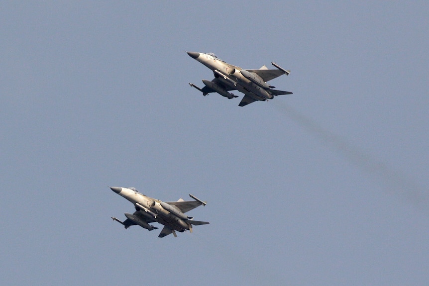 Due aerei da combattimento dell'aeronautica taiwanese volano nel cielo durante un'esercitazione militare a Taiwan, il 15 maggio 2013.