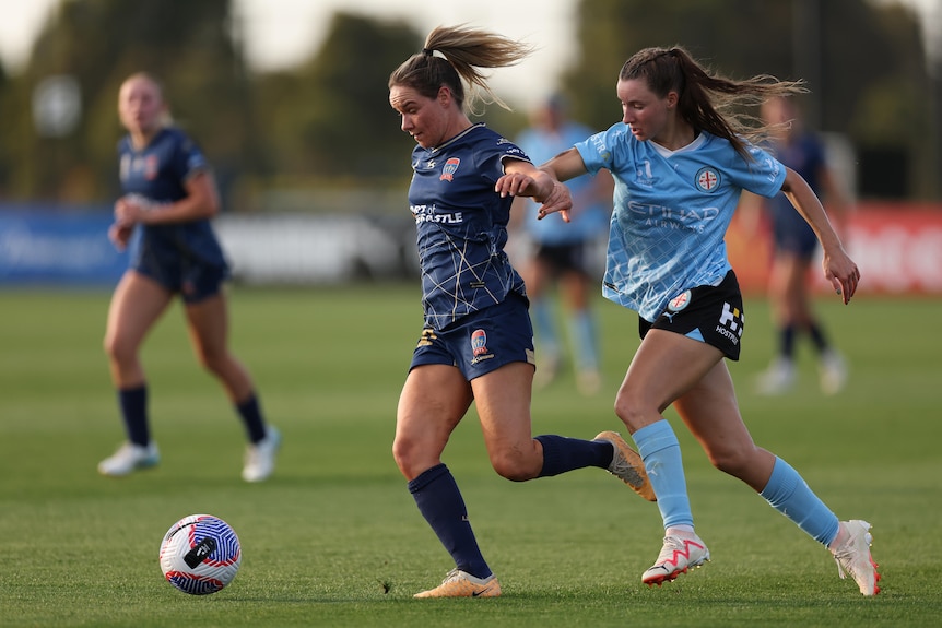 Lorena Baumann of the Jets is chased by Emina Ekić of Melbourne City 