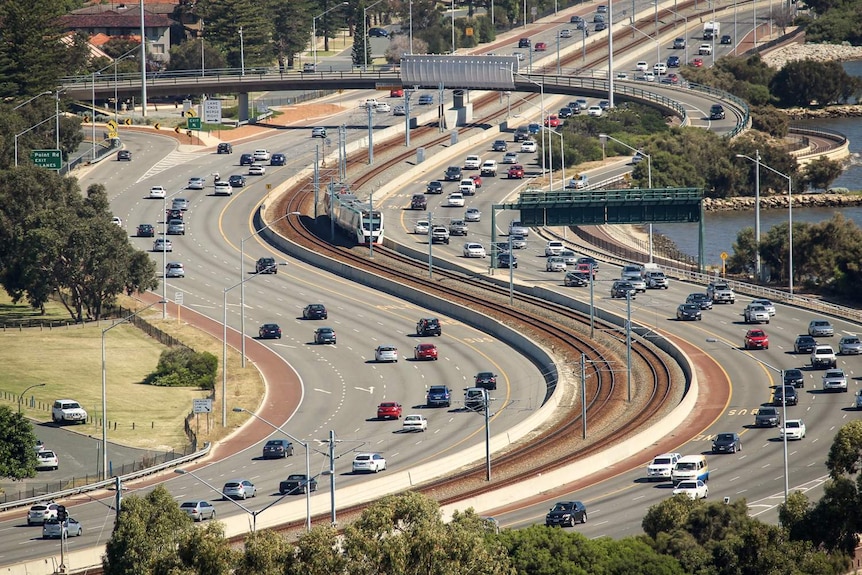 Kwinana Freeway south of the Narrows Interchange.