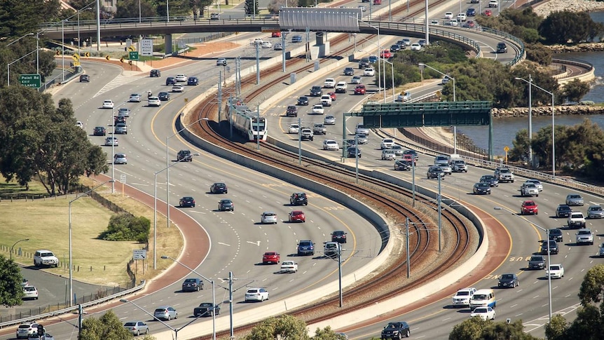 Kwinana Freeway south of the Narrows Interchange.