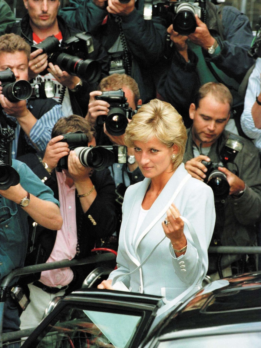 Princess Diana surrounded by paps, August 28 1996