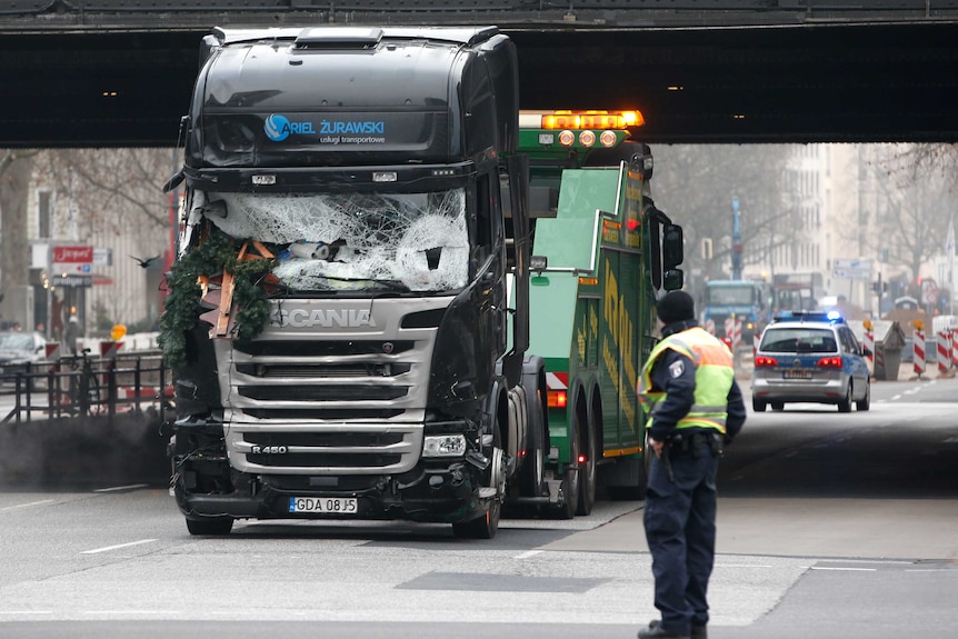 Truck towed away from Berlin Christmas market