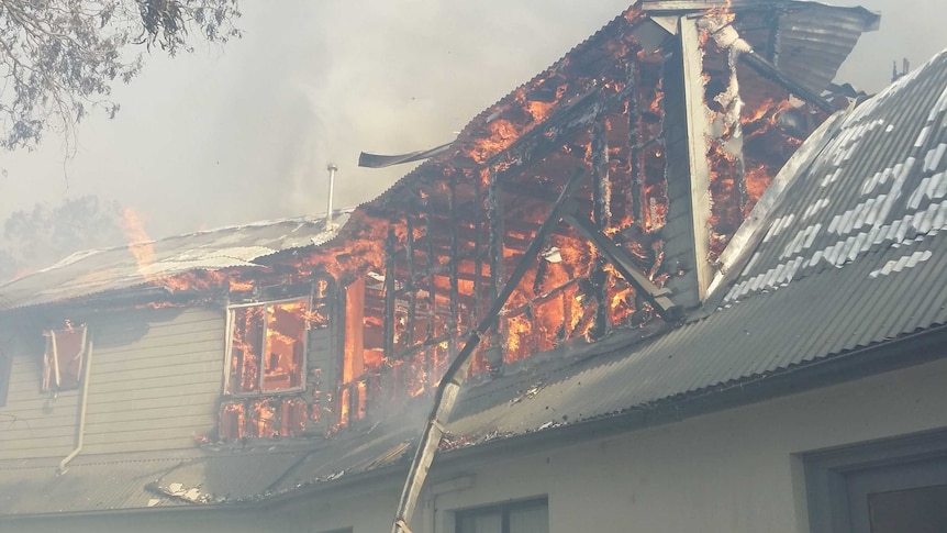 House burns in Katoomba bushfire