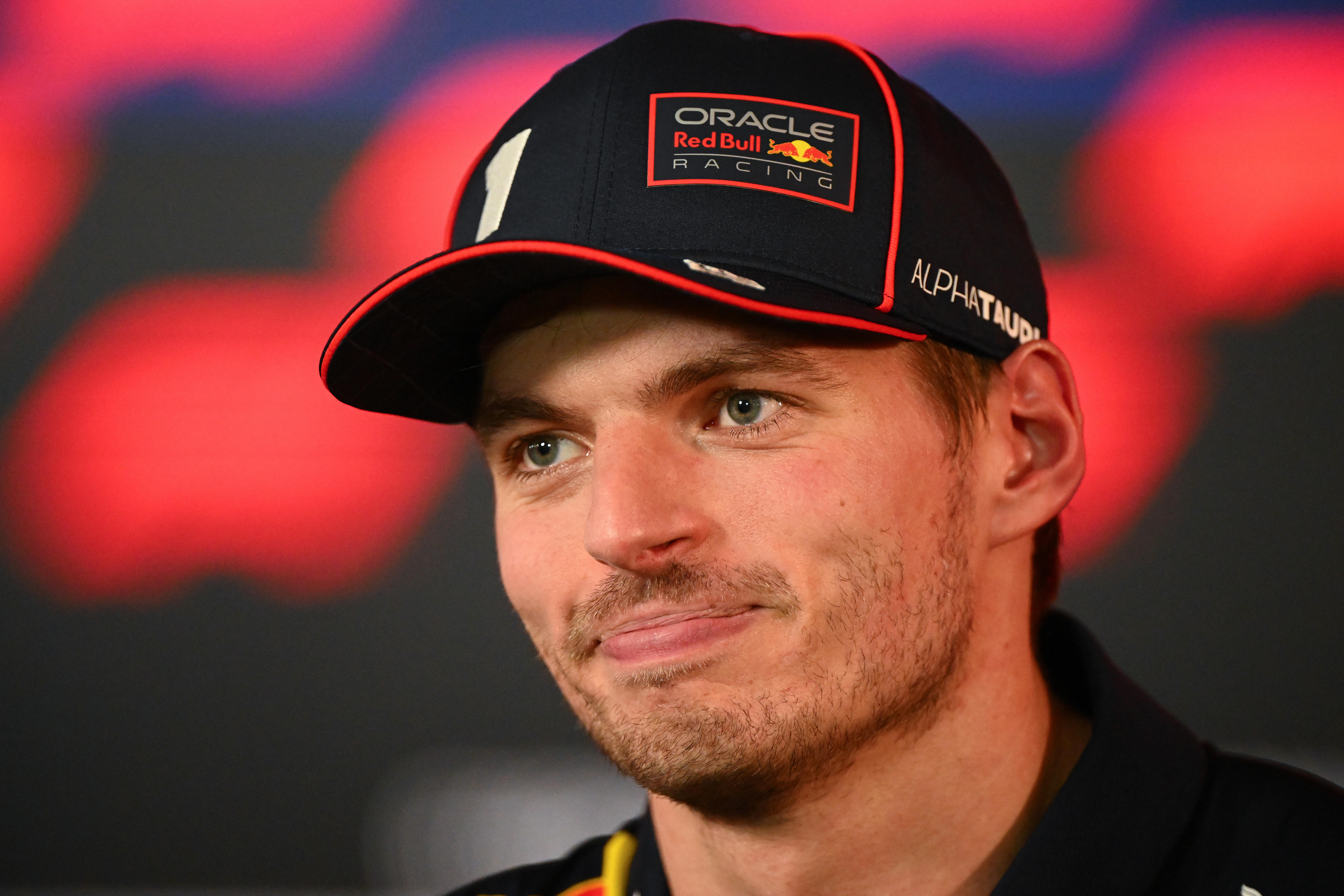 Max Verstappen sonríe con una gorra de carreras de F1