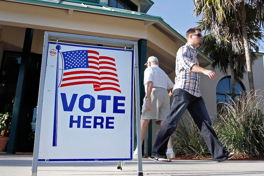 在佛罗里达州博卡拉顿的一个投票站，选民进出投票站。