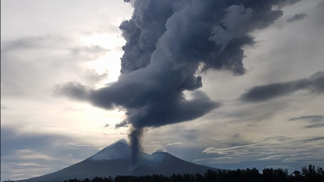 Taim Ulawun Volcano long New Britain ibin pairap (Christopher Lagisa photo)