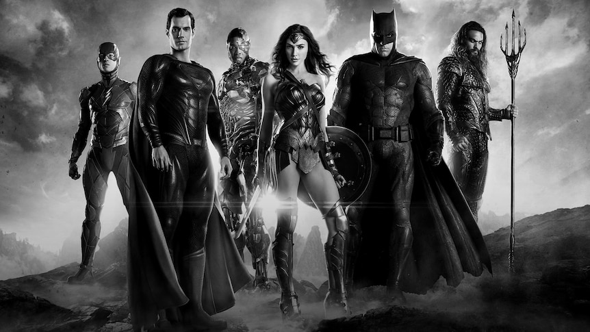 The Flash, Superman, Cyborg, Wonder Woman, Batman and Aquaman in black and white.